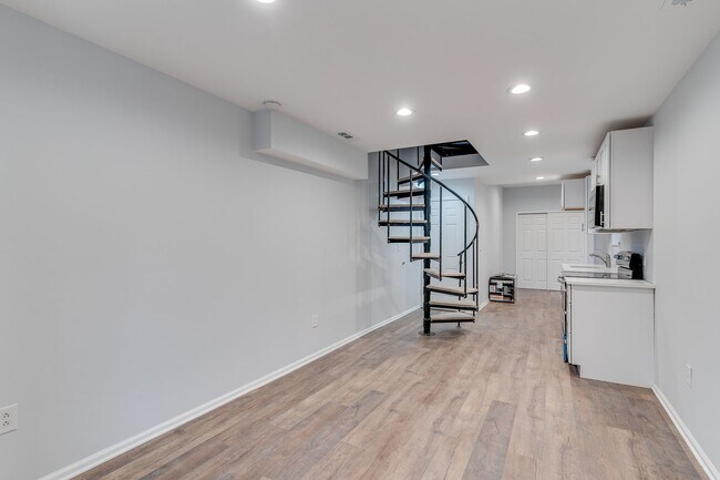 Building Photo - Newly Renovated Temple Apartment