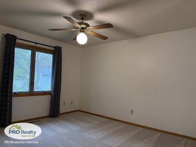 Building Photo - 3 Bedroom Home in Shoreview