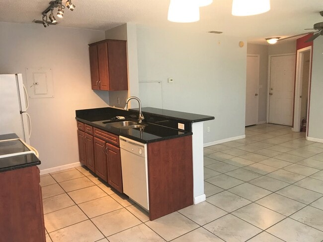 Building Photo - 2 Bedroom / 2 Bathroom Upstairs Condo with Large Screened Covered Porch