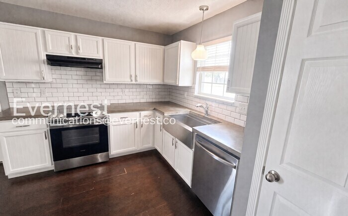 Building Photo - 6326 Pompano St