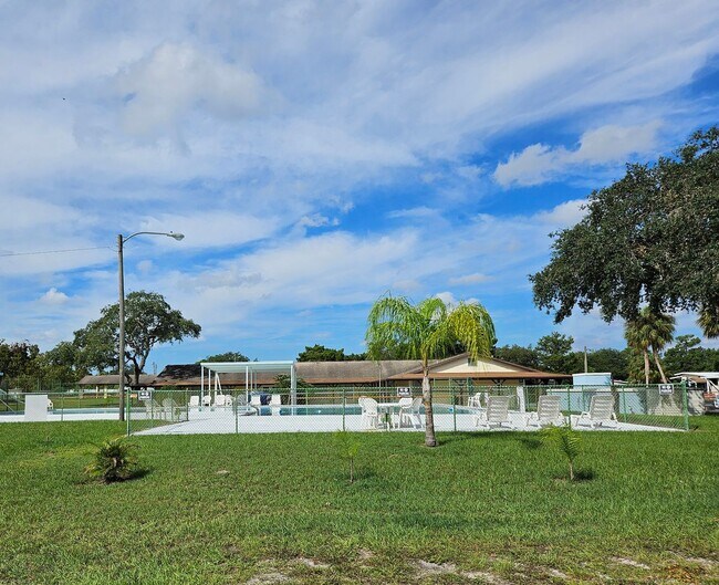 Building Photo - 1/1 Manufactured Lake Front home located in Camo-a-wyle community