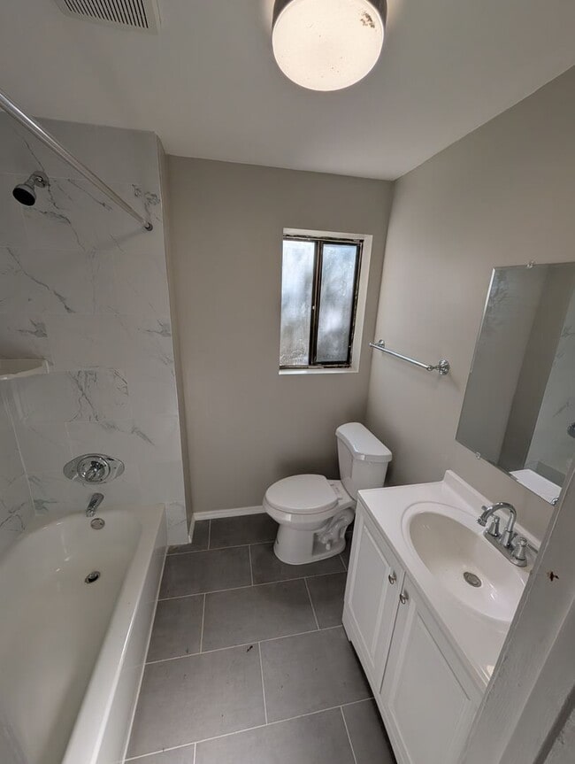 Building Photo - Newly Renovated 2BR Home in Jacksonville