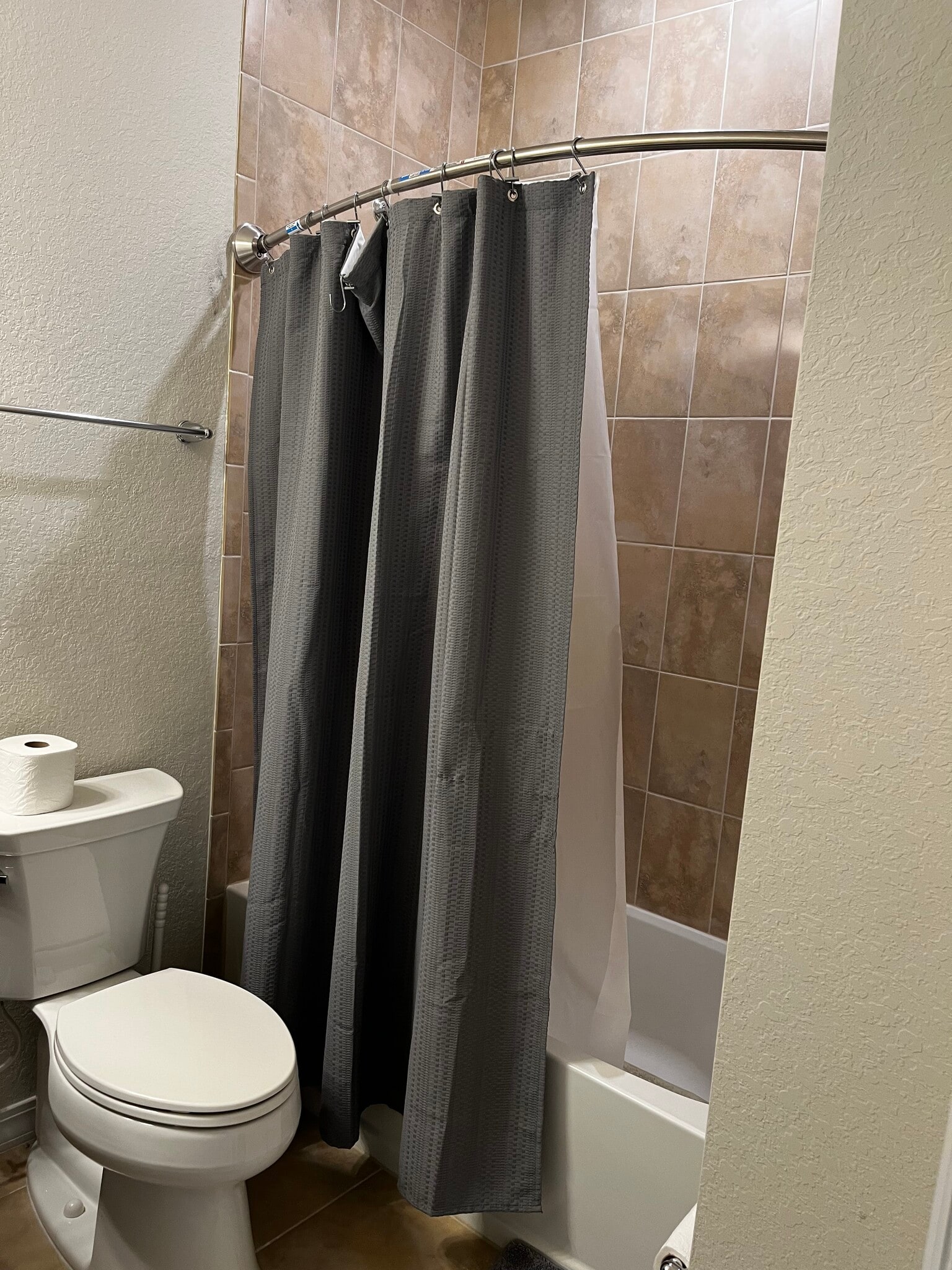 Full bathroom for Room 2 and 3 - 1418 Evergreen Ter