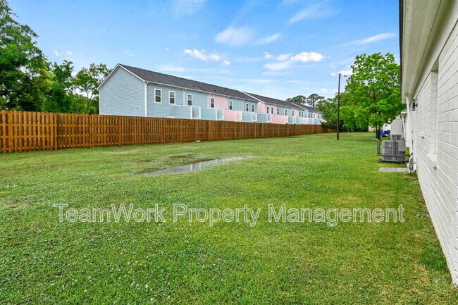 Building Photo - 3111 Azalea Dr