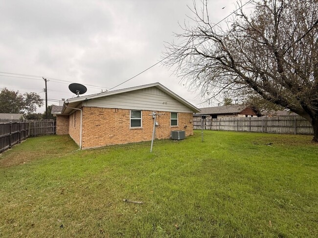 Building Photo - RENT REDUCTION - AVAILABLE NOW!