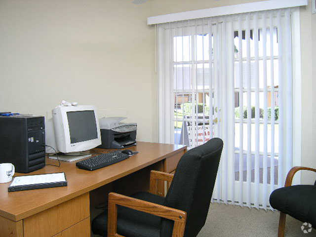 Business Center - Oregon Oasis Apartments