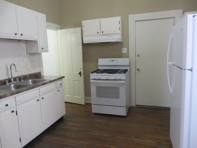 Building Photo - February - One Bedroom Cottage House in the Heart of Downtown (West Central, Downtown)