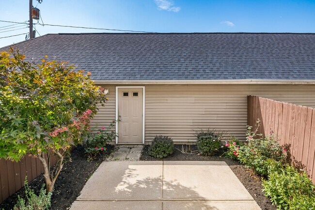 Back patio / garage - 1087 Michigan Ave