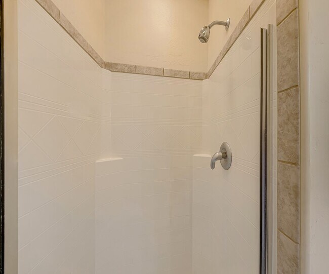 Building Photo - 832 Montclair Dr