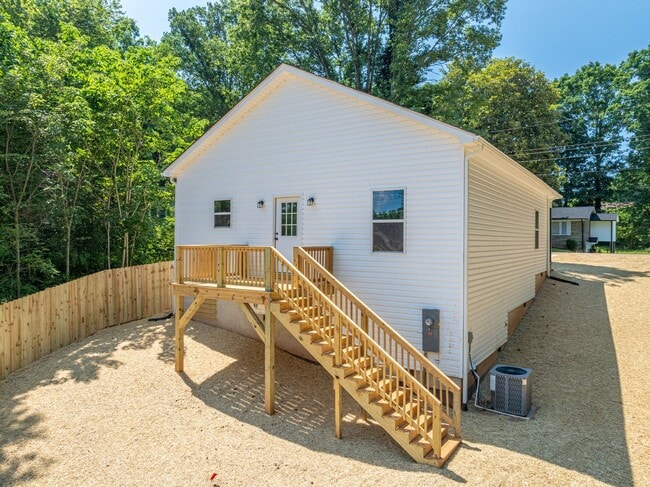 Building Photo - Your New Home Awaits in Hickory!