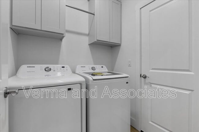 Building Photo - 717 Sun Meadow Dr