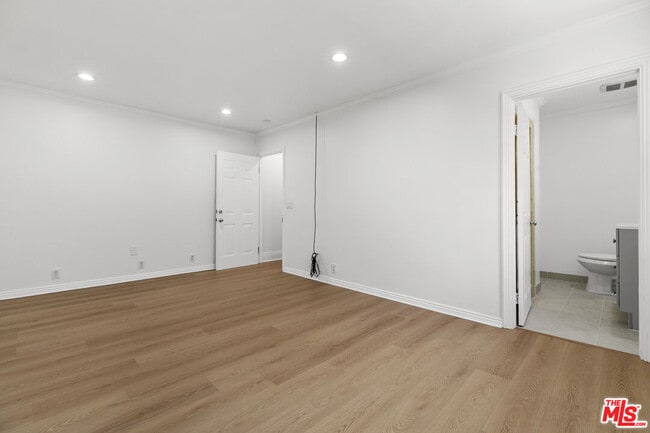 Building Photo - 3913 S Budlong Ave