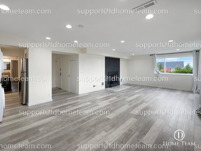 Building Photo - Bottom Unit Duplex with Private Patio and ...