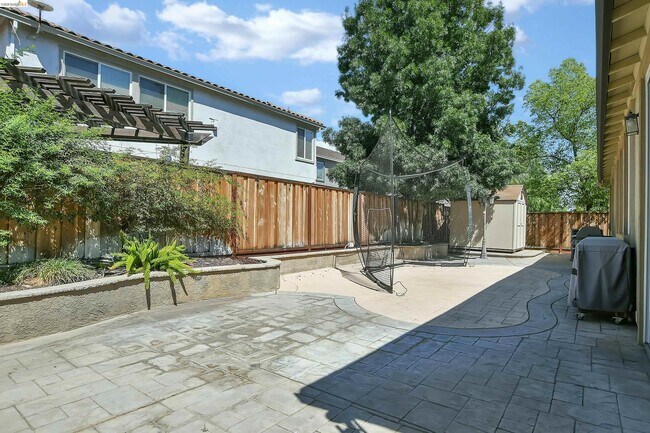 Building Photo - 5563 Arcadia Cir