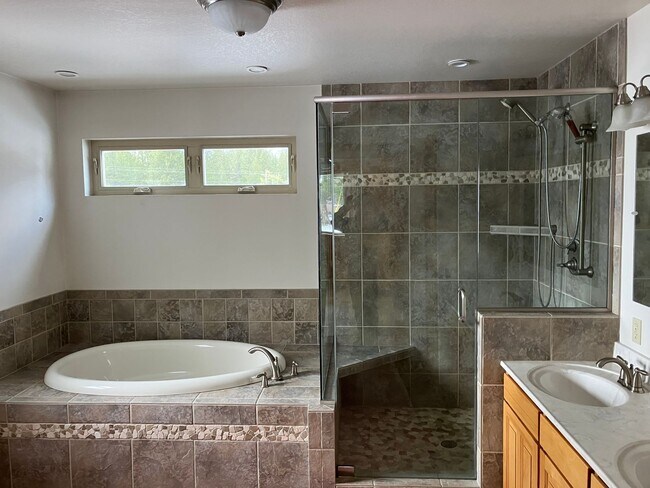 Building Photo - Beautiful 3 Bed, 2 Bath Home in Columbia Falls, MT - Close to Glacier National Park