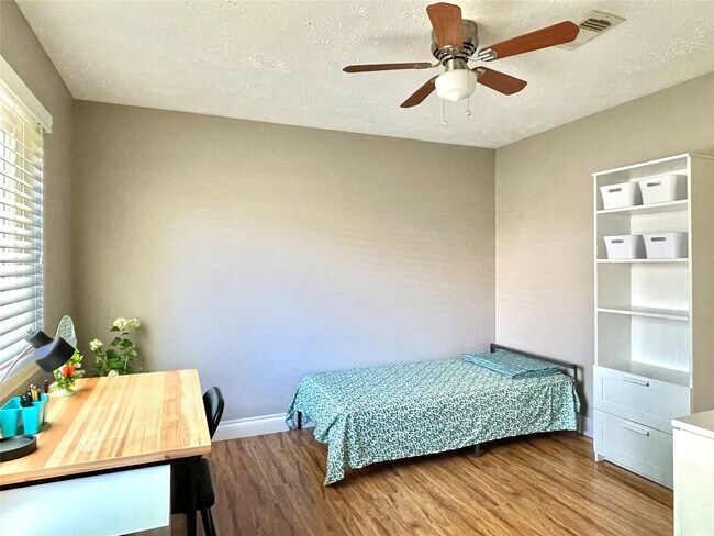 Building Photo - 3023 Sam Houston Dr