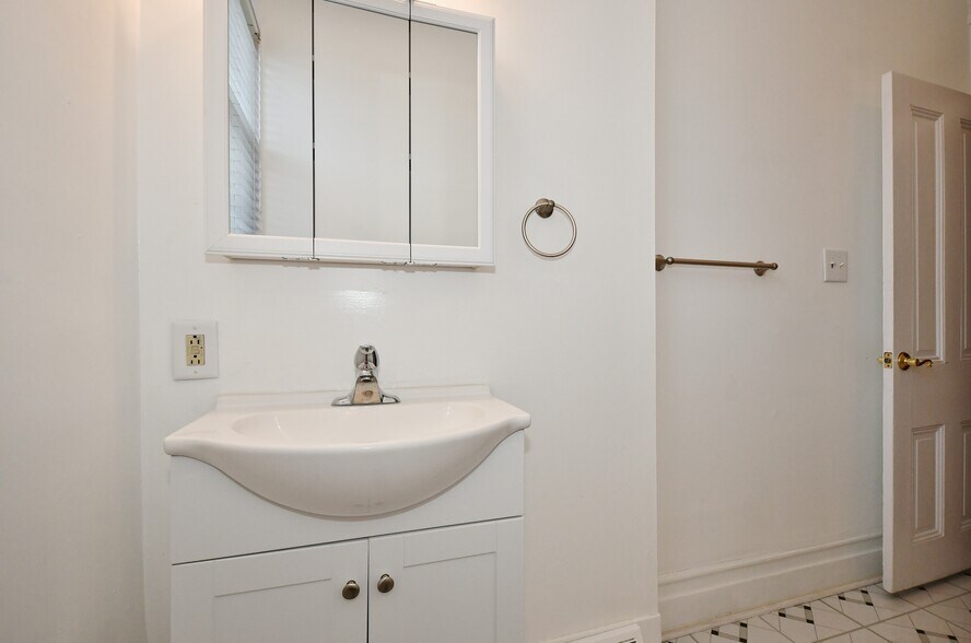 Building Photo - 121 S 16th St