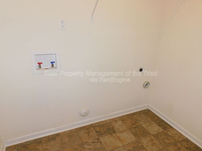 Building Photo - 1405 Asher Downs Dr