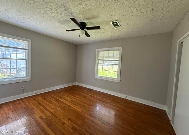 Building Photo - 3158 Alameda Dr