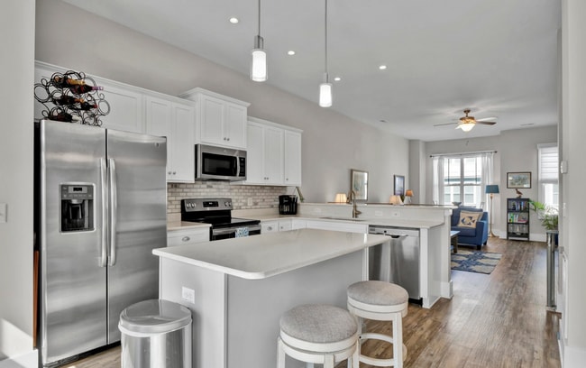 Building Photo - Spacious Summerwalk Townhome