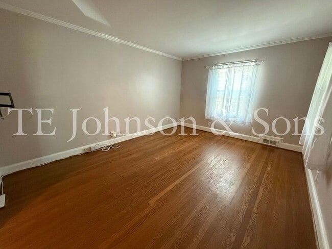 Building Photo - Charming 3-Bedroom Home with Screened Porc...
