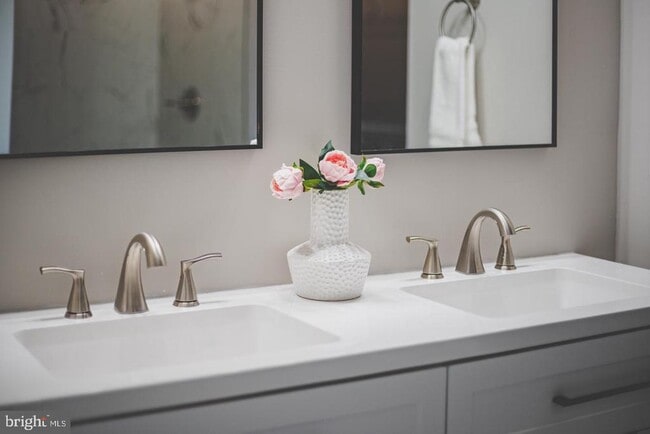 Building Photo - 44848 Tiverton Sq