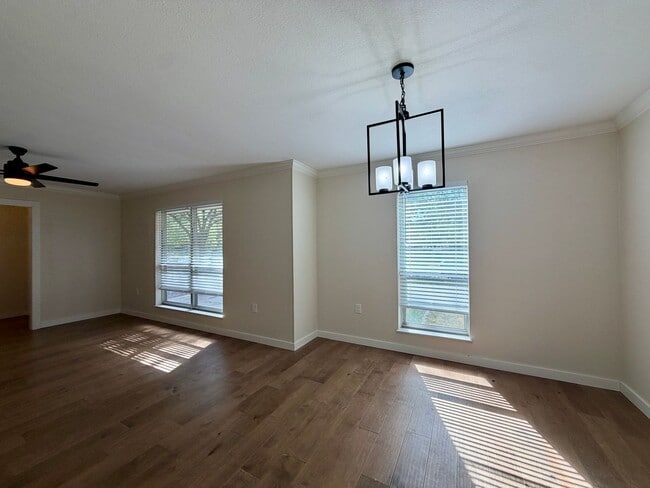 Building Photo - 3401 Oakridge Ln