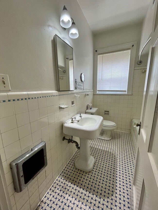 Building Photo - 424 E Ashby Pl