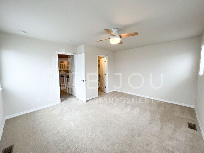 Building Photo - 1167 Solitaire St