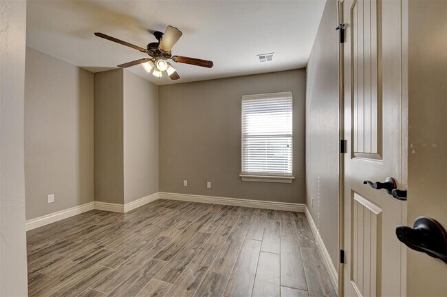 Building Photo - 2101 Kendal Ct