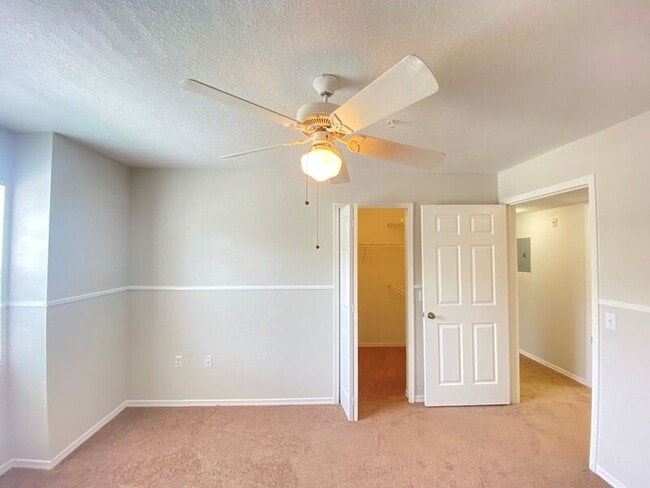 Building Photo - 13917 Fairway Island Dr