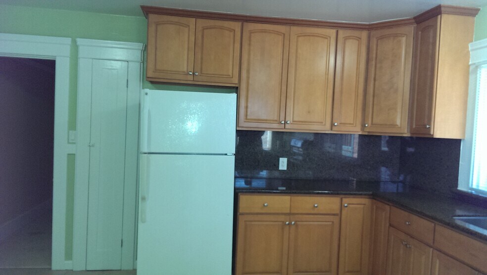 Building Photo - 915 Grand Ave