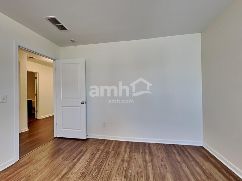 Building Photo - 206 Orion Way