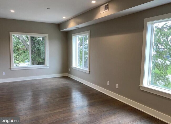 Building Photo - 1701 Trinidad Ave NE