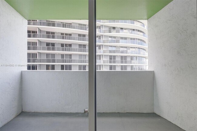 Building Photo - 1756 N Bayshore Dr