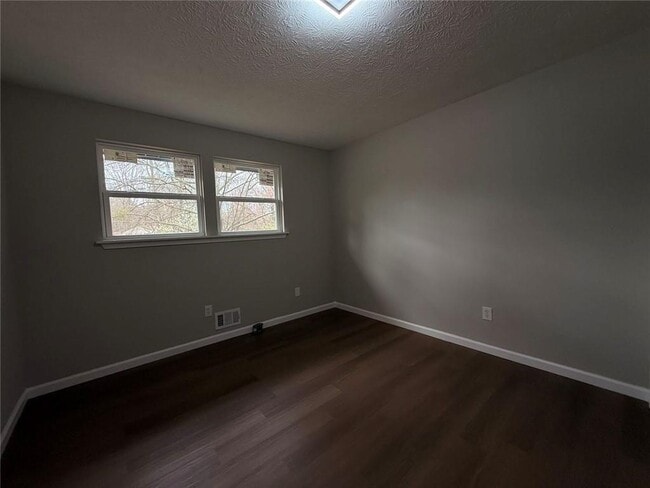 Building Photo - 1055 Pinecrest Dr