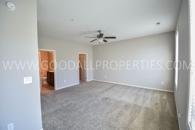 Building Photo - 2 Bedroom 2.5 Bath end unit Townhome in West Des Moines with attached garage