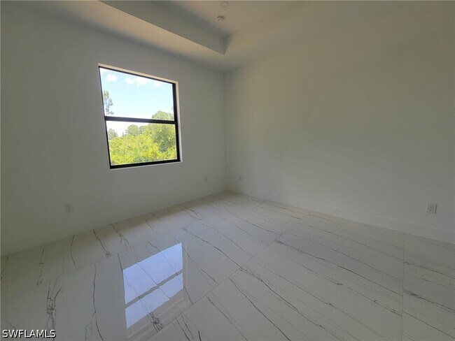 Building Photo - 886 Milwaukee Blvd