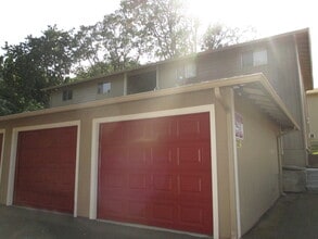 Building Photo - Downstairs Two Bedroom Apartment with Garage