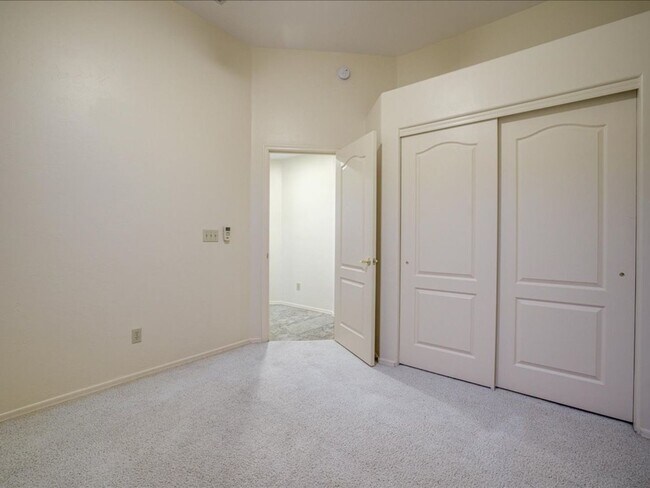 Building Photo - 3 Bedroom 2 Bathroom + Den   Gated Communi...