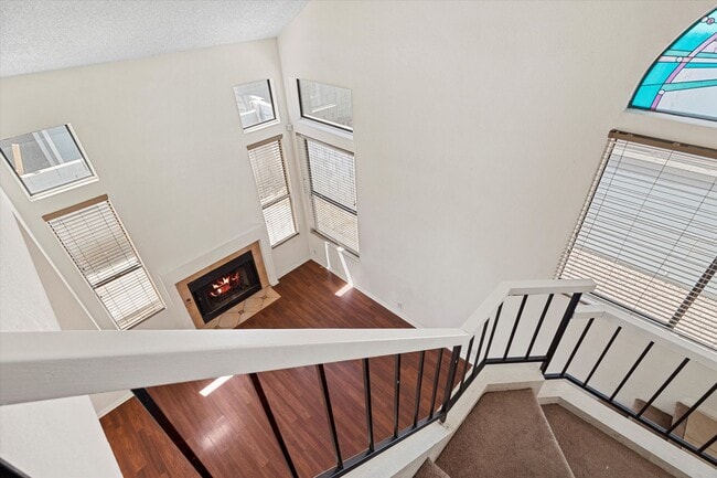 Building Photo - Centrally located Townhome/Fenced Yard