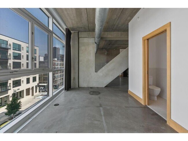 Building Photo - 345 N 6th Ave