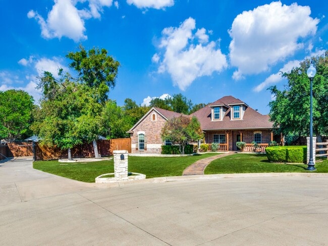 Building Photo - Incredible 4-bedroom, 3-bath Home with sparkling Pool on a gorgeous lot in highly sought-after Al...