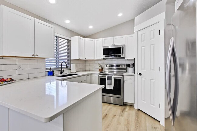 Building Photo - 1213 Cattail St