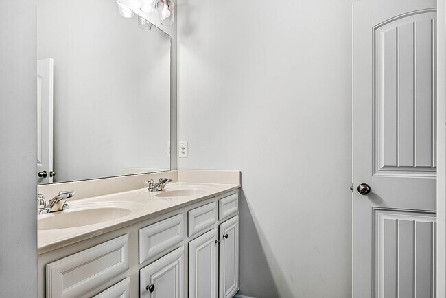Building Photo - 173 Charolais Dr