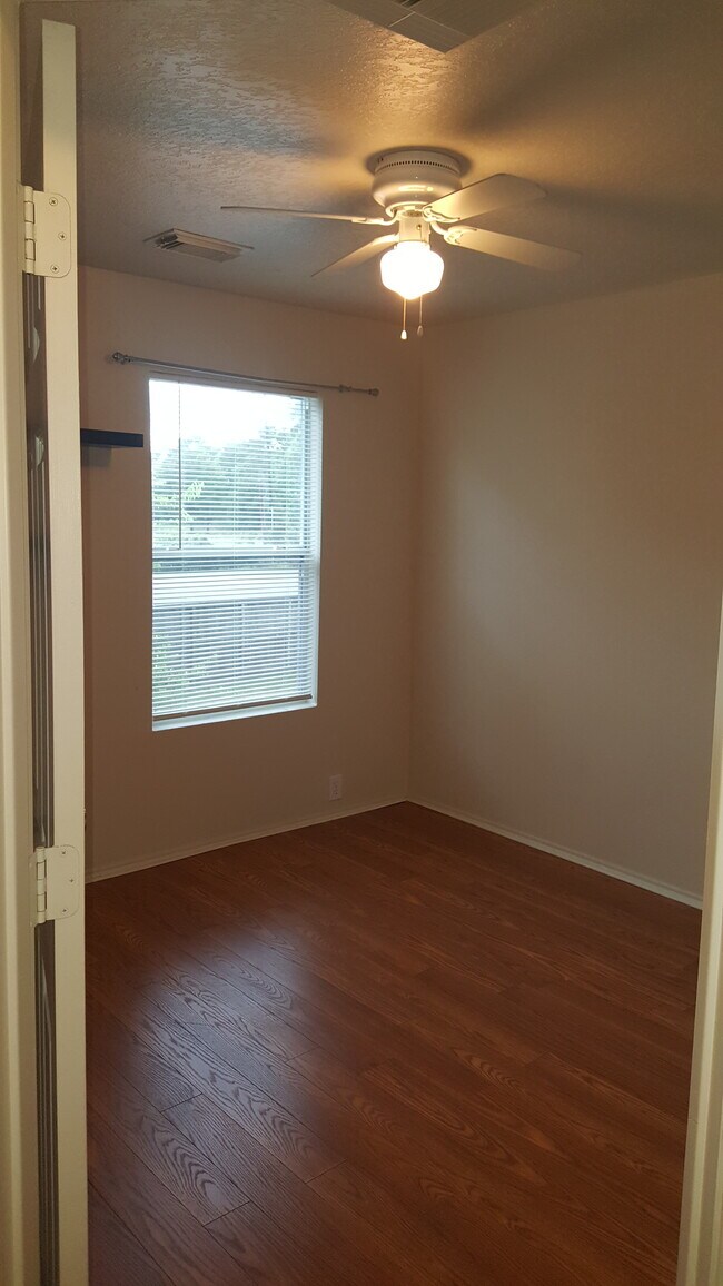 Bed Room * Large Master suite with dual vanities, large garden tub with walk in shower! * All secon - 23631 Twisting Falls Drive