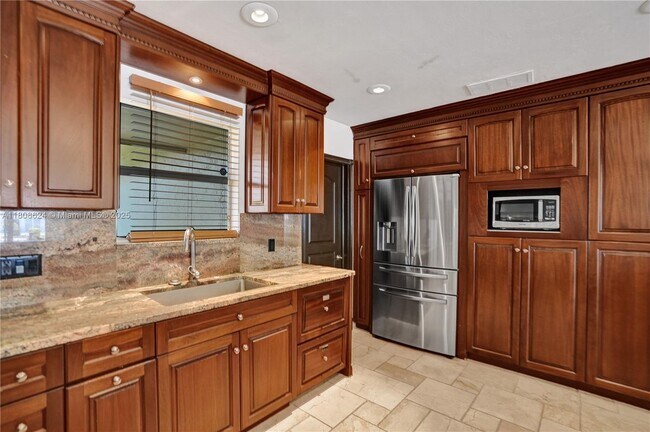 Building Photo - 3100 NE 56th Ct