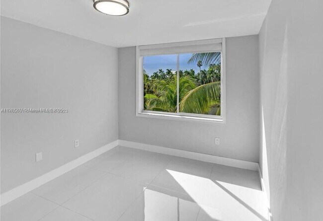 Building Photo - 1740 NW N River Dr