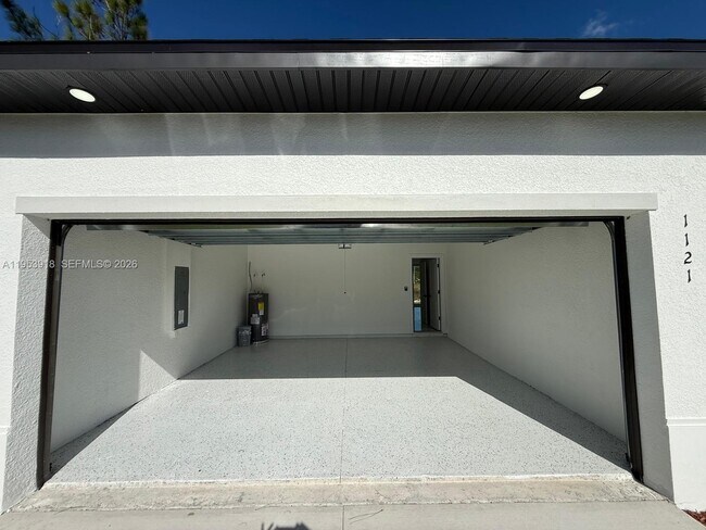 Building Photo - 1121 Florence St E