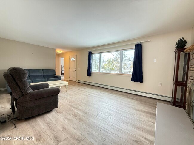 Building Photo - 63 Shorewood Dr